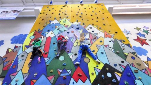 Závody na horolezecké stěně v Toboze