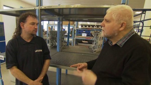 Neslyšící zaměstnanci v továrně