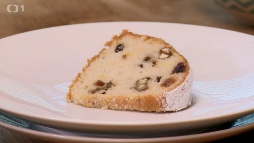 Sněhová bábovka z bílků s ořechy a rozinkami