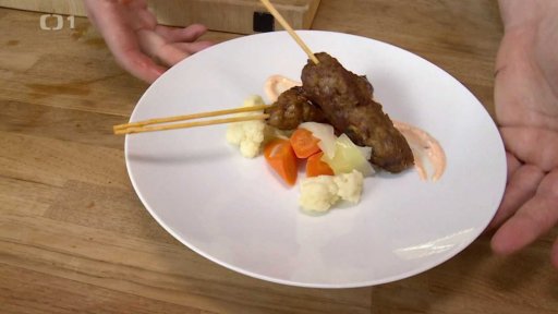 Jehněčí šiš kebab na špejli a nakládaná zelenina ve slaném nálevu