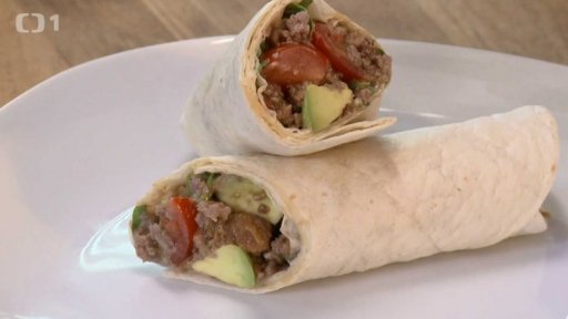 Tortilla plněná mletým masem, avokádem, rajčátky a koriandrovou majonézou