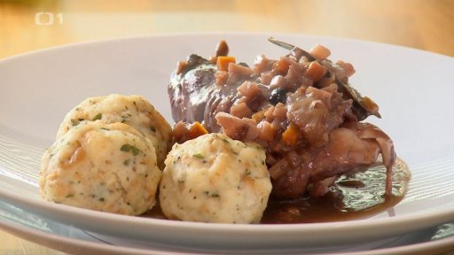 Králík po francouzsku s bylinkovými knedlíčky