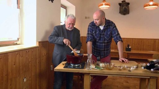 Kanec se šípkovou omáčkou a houskovými knedlíky