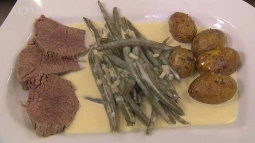 Vařené hovězí maso s pečeným bramborem