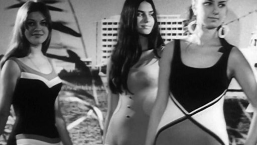 Rumunští návrháři předvedli modely plavek pro rok 1969