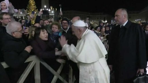 Papež plácnul ženu přes ruku