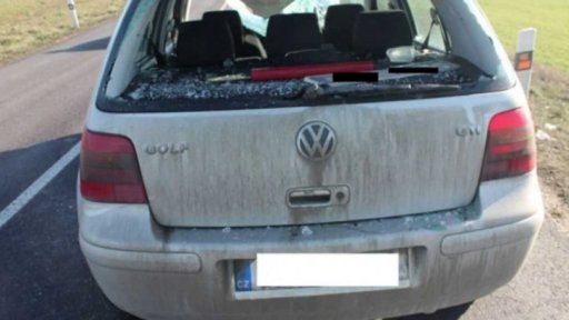 Kus ledu proletěl vozem