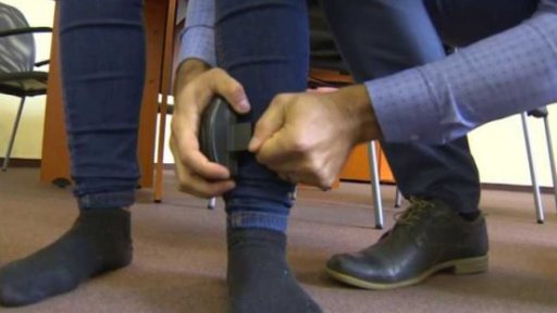 Nedostatek elektronických náramků pro odsouzené