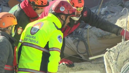 Pátrání po přeživších a obětech zemětřesení