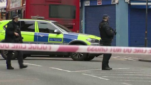 Policie v Londýně zastřelila muže, který pobodal několik lidí