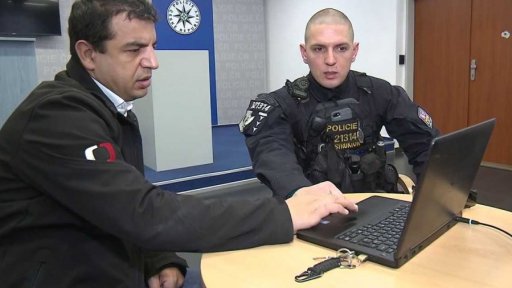 Policisté budou jezdit auty s bezpečnostními rámy