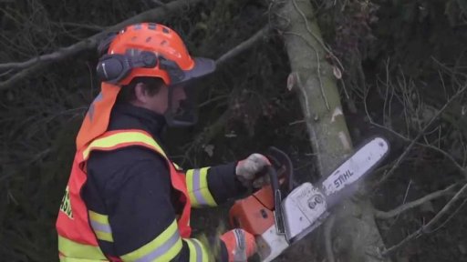 Česko dál bojuje se silným větrem