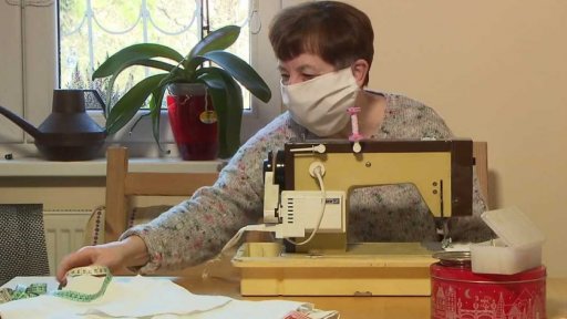 Senioři pomáhají v těžkých časech