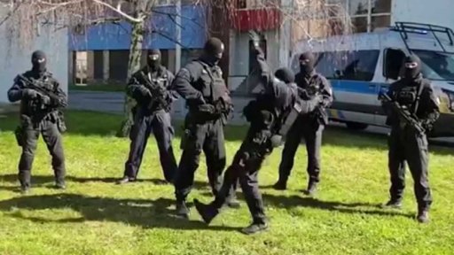 Zpěvem proti trudomyslnosti