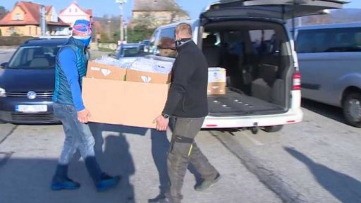 Český Krumlov rozdává roušky