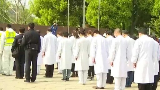 Tři minuty ticha v Číně za oběti COVID-19