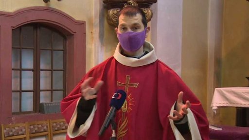 Nedělní mše bez věřících