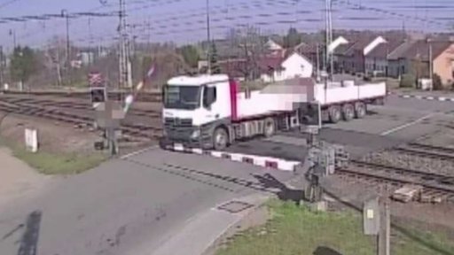 Kamion na železničním přejezdu
