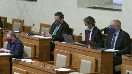 Senátoři o vládních opatřeních