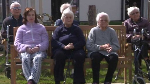 Hudebníci zpívají seniorům