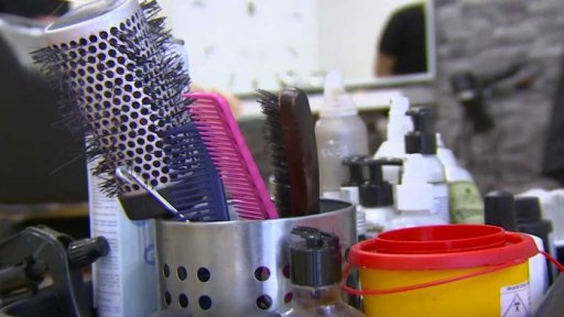 Potíže kadeřníků s dvojitou ochranou obličeje