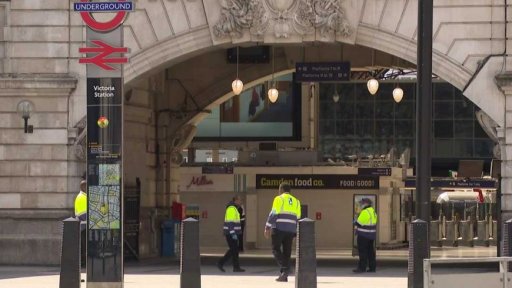 Počty obětí koronaviru v Británii