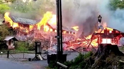 Požár historicky cenných chat