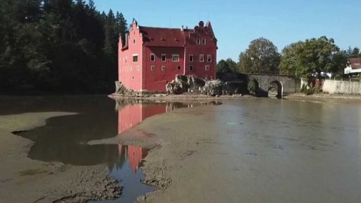 Hráz u zámku Červená Lhota