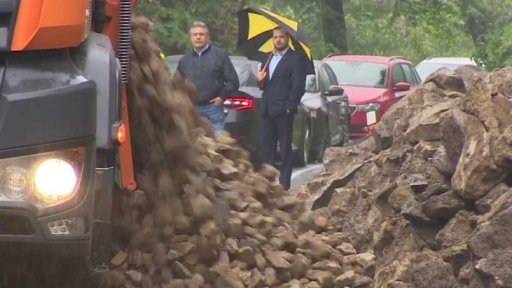 Opěrná zeď domu se v noci zřítila na silnici u Lokte