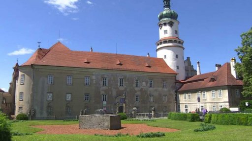 Bartoňové (z Dobenína) prodávají zámek