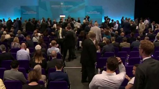 Kritika otce britského premiéra