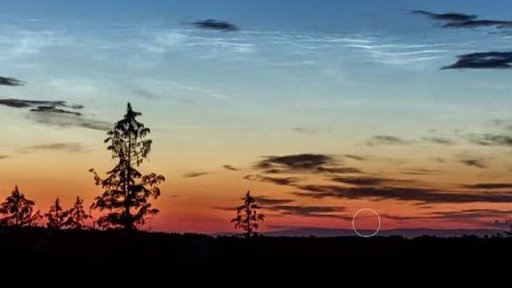 Kometa na noční obloze