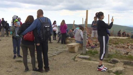 Turisté na Sněžce