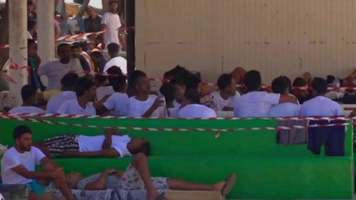 Přetížené uprchlické centrum v Itálii