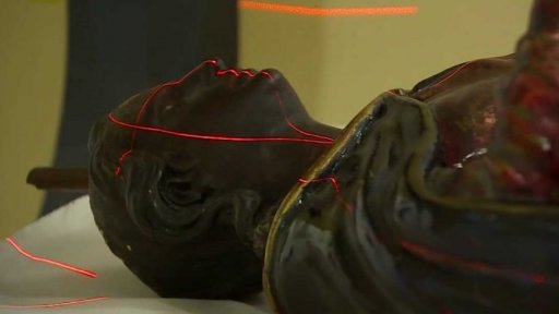 Zkoumání sošky Černé madony