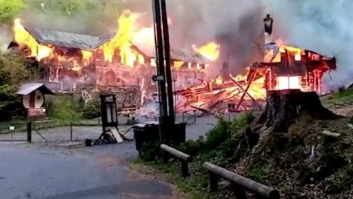 Obnova vyhořelých chat na Tokáni