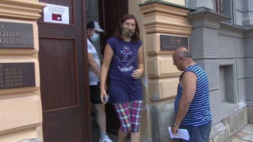 Povinné roušky v MHD, obchodech i vnitřních akcích