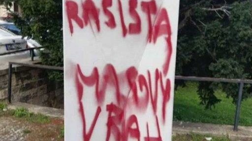 Posprejovaná socha bývalého československého prezidenta