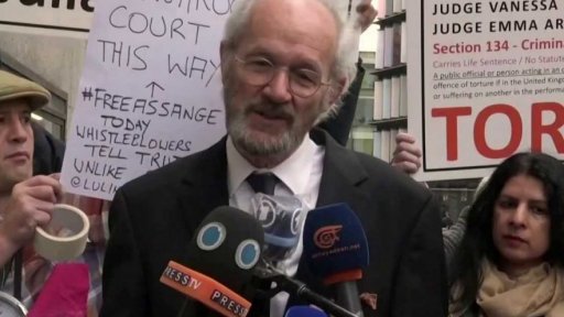 Julian Assange před soudem v Londýně