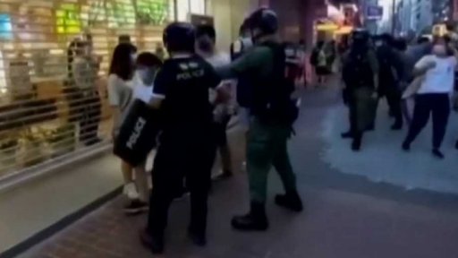 Zásah proti dívce v Hongkongu