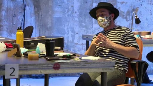 Umělci pomáhají po telefonu