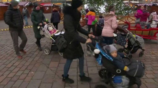 Více lidí v ulicích