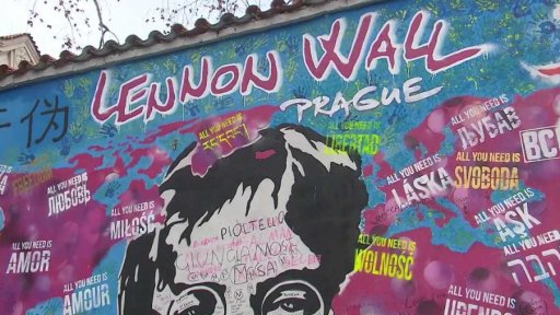 Posprejovaná Lennonova zeď v Praze