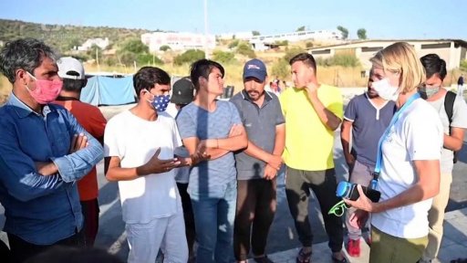 Reportáž dne: Řecká police přemisťuje uprchlíky na ostrově Lesbos