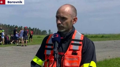 Hasiči nacvičují plnění bambi vaku