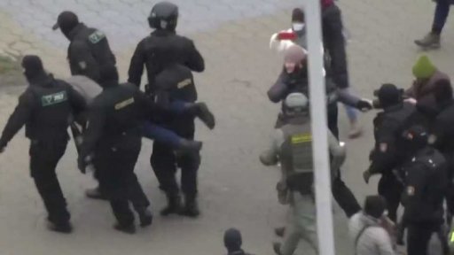 Zatýkání novinářů při demonstracích v Bělorusku