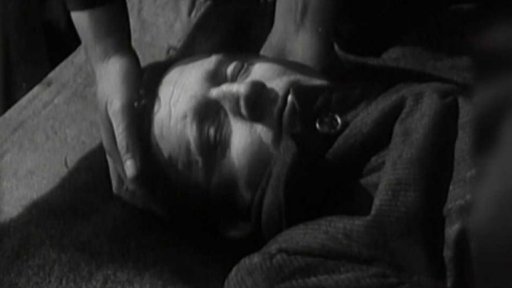 Simulace úrazu a první pomoci v loděnici (1954)