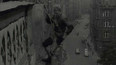 Horolezci pomáhají s údržbou fasád v Praze (1965)