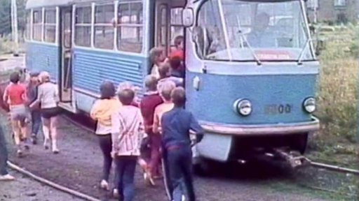 Modrá tramvaj vozí děti na oběd (1980)