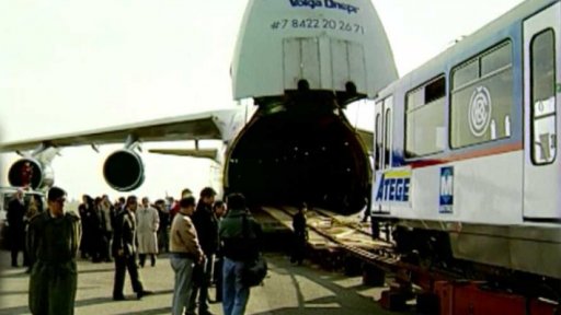 Nakládání tramvaje do letadla (1998)